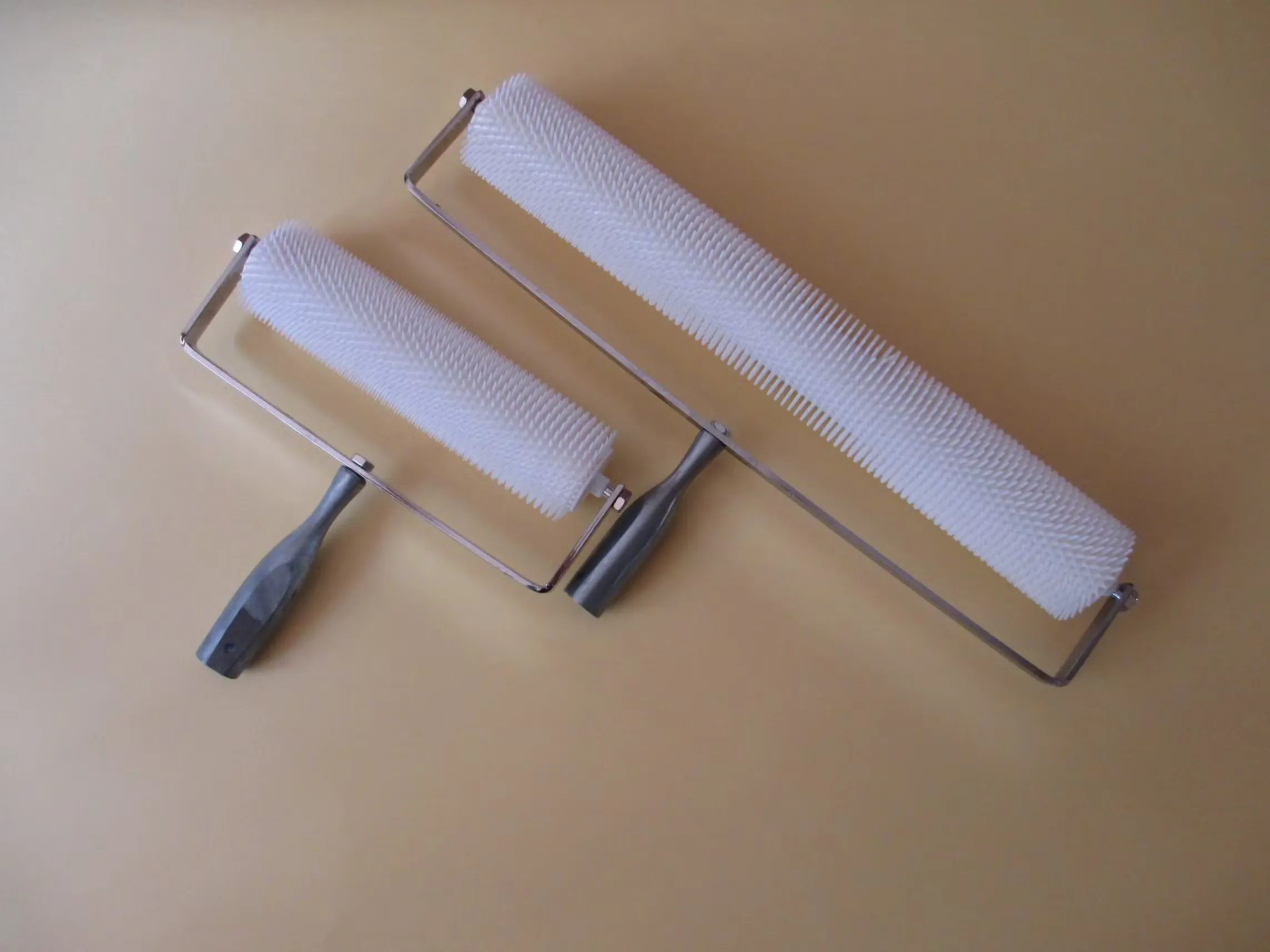 CLEAN WORLD 800mm 32 Inch Epoxy Coatings Screed Spiked Roller PP Self Leveling Painting Roller For Indoor & Outdoor Use