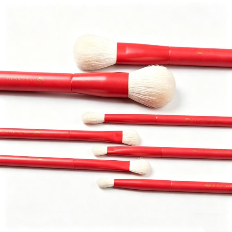 CLEAN WORLD Luxury Red Wooden Handle Goat Hair Professional Makeup Brush Kit 7Pcs Natural Goat Hair Makeup Brush Set with Red Wood Handle