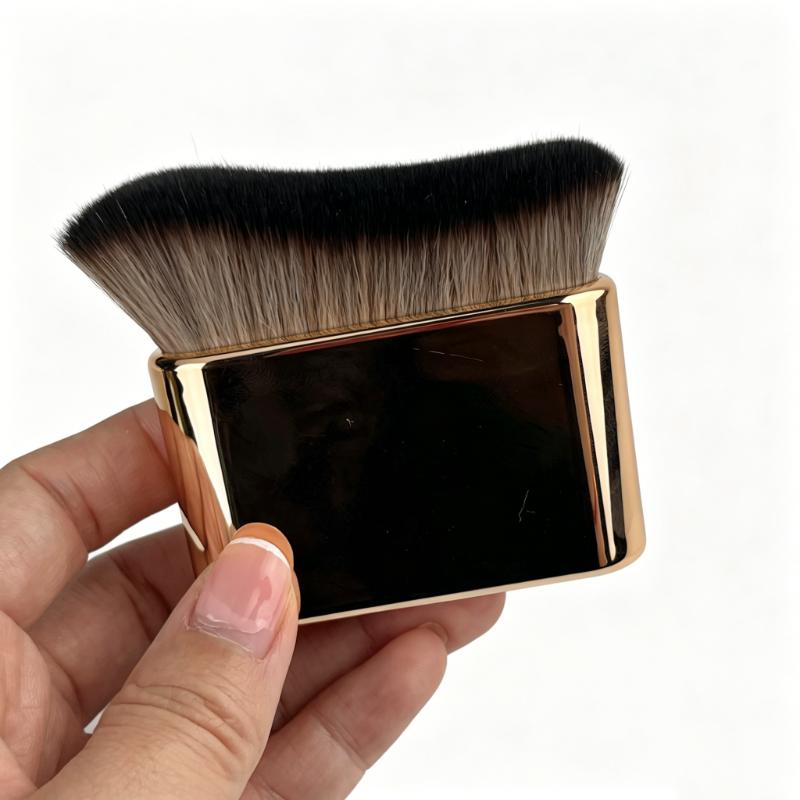 CLEAN WORLD Body Foundation Brush, Large Synthetic Kabuki Brush for Liquid Cream Bronzer, Contour & Self Tanner, Flawless Application Makeup Tool