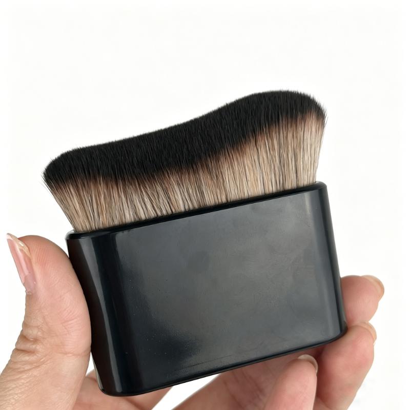 CLEAN WORLD Body Foundation Brush, Large Synthetic Kabuki Brush for Liquid Cream Bronzer, Contour & Self Tanner, Flawless Application Makeup Tool
